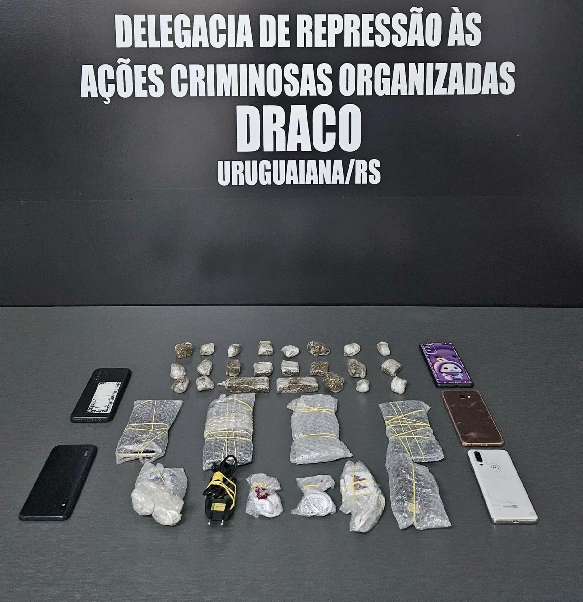 Quatro pessoas são presas por tráfico de drogas